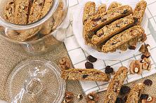 Biscotti cu făină integrală, nuci și merișoare