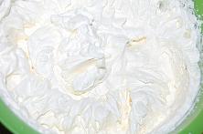 Crema de frișcă (cum batem corect smântâna pentru a face frișcă)