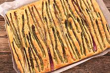 Focaccia cu ceapă verde și sparanghel