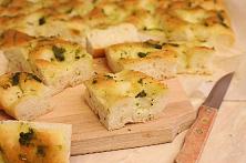Focaccia cu mozzarella și sos pesto