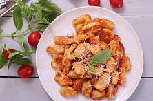 Gnocchi cu sos de rosii in stil italian