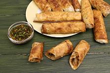 Pachețele de primăvară chinezești cu creveți și legume