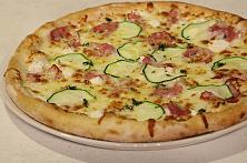 Pizza cu bacon si zucchini