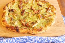 Pizza cu pui și sos pesto
