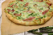 Pizza cu sparanghel si sos pesto