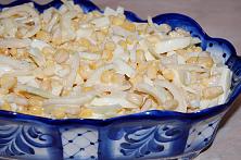 Salată cu calamari și porumb
