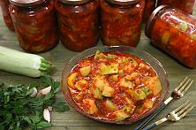 Salată de dovlecei marinați cu sos de ardei, la borcan