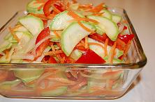 Salată de dovlecei și legume marinate