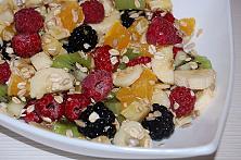 Salata de fructe cu seminte si cereale