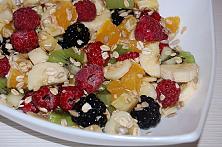 Salată de fructe cu semințe și cereale