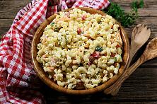 Salată de paste cu legume și sos de iaurt