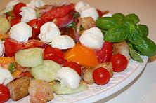 Salată de roșii cu crutoane (Panzanella)