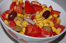 Salată de roșii cu porumb și măsline