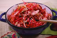 Salată de varză cu sfeclă roșie și morcovi