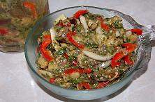 Salată picantă de vinete și legume