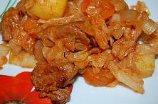 Varză călită cu carne și cartofi