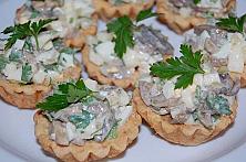 Mini tarte cu salată de ciuperci