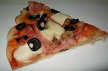 Pizza cu șuncă și mozzarella