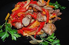 Salată caldă cu ficăței și legume