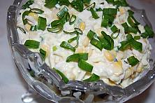 Salată cu piept de pui, omletă și porumb