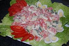 Salată cu somon afumat, roșii și castraveți