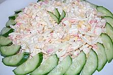 Salată cu surimi și legume
