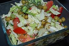 Salată cu varză, mazăre și roșii