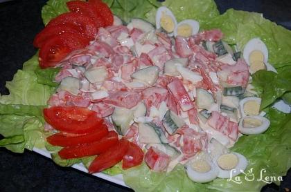 Salată cu somon afumat, roșii și castraveți