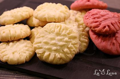 Biscuiti fragezi cu unt (German Butter Cookies)