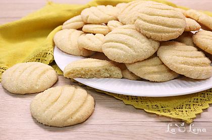 Biscuiți fragezi și simpli cu lămâie