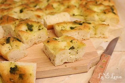 Focaccia cu mozzarella și sos pesto