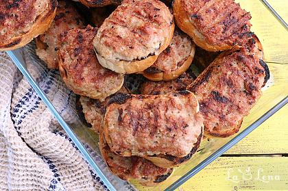 Mici pe pâine, la grătar