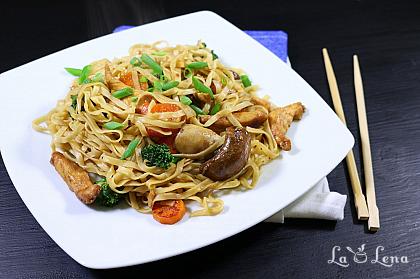 Noodles chinezesti cu pui si legume