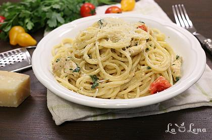 Paste cremoase cu pui și sos pesto