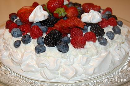 Pavlova cu fructe de pădure