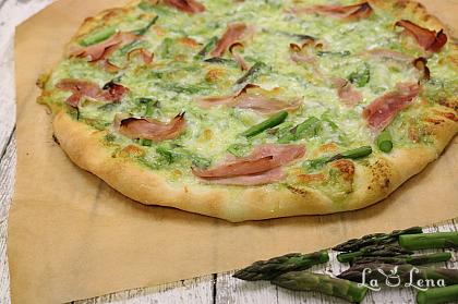 Pizza cu sparanghel și sos pesto