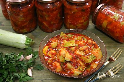 Salată de dovlecei marinați cu sos de ardei, la borcan