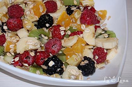 Salată de fructe cu semințe și cereale