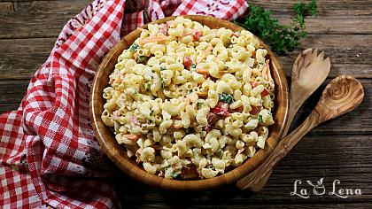 Salată de paste cu legume și sos de iaurt