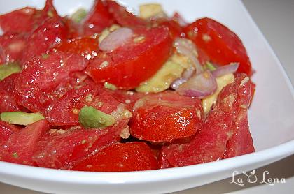 Salată de roșii cu avocado