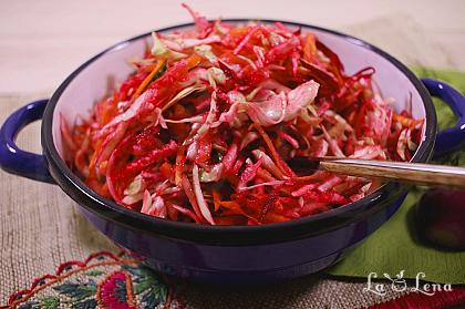 Salată de varză cu sfeclă roșie și morcovi