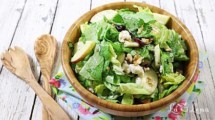 Salată verde cu mere și nuci