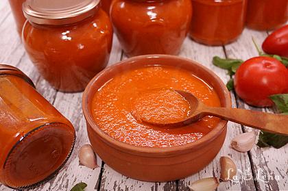 Sos din roșii de sezon, la borcan