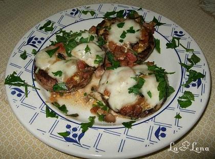 Ciuperci umplute cu bacon și mozzarella