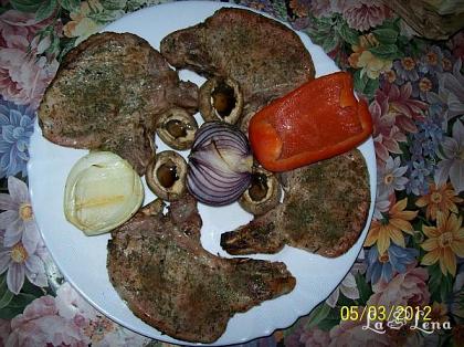 Cotlete de porc și legume la grătar