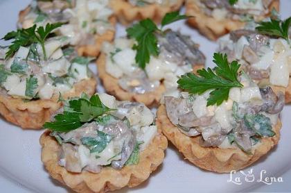 Mini tarte cu salata de ciuperci