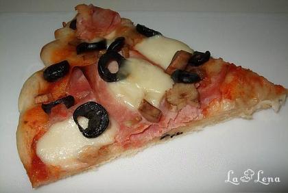 Pizza cu șuncă și mozzarella