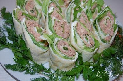 Rulouri de clătite cu ton și salată verde