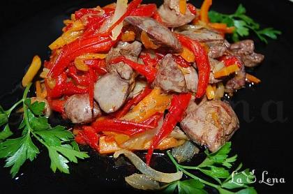 Salată caldă cu ficăței și legume