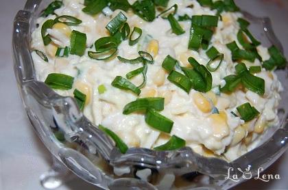 Salată cu piept de pui, omletă și porumb